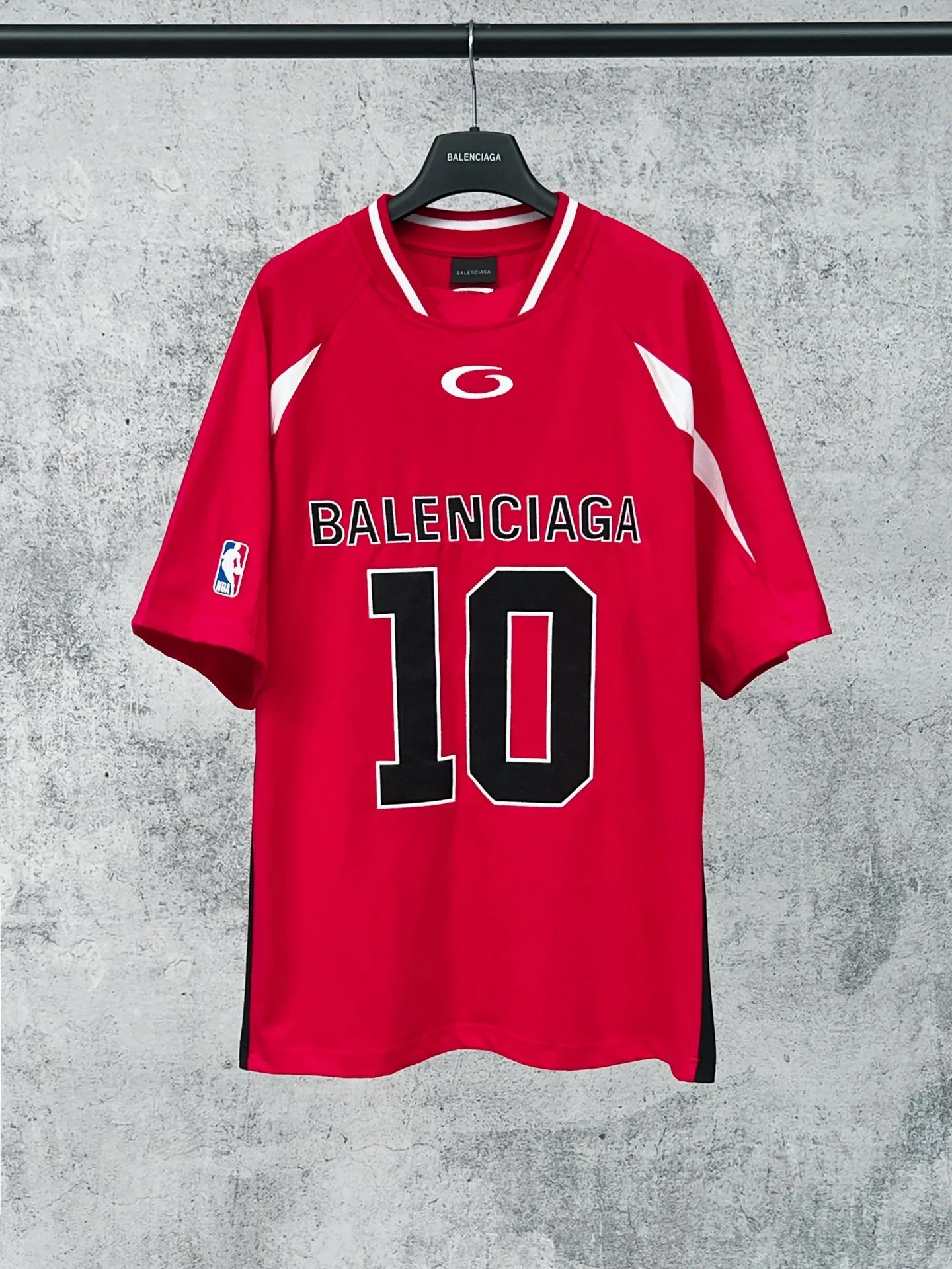 Balenciaga × NBA SS 26 Series T Same Style • Classic ： + ， ， Retro • ： 「BALENCIAGA 10 」 ， NBA ， • ： ， ， 、 ：Black Red ：A 275# Size： S 73 116 24 M 75 120 25 L 77 124 26 XL 79 128 27